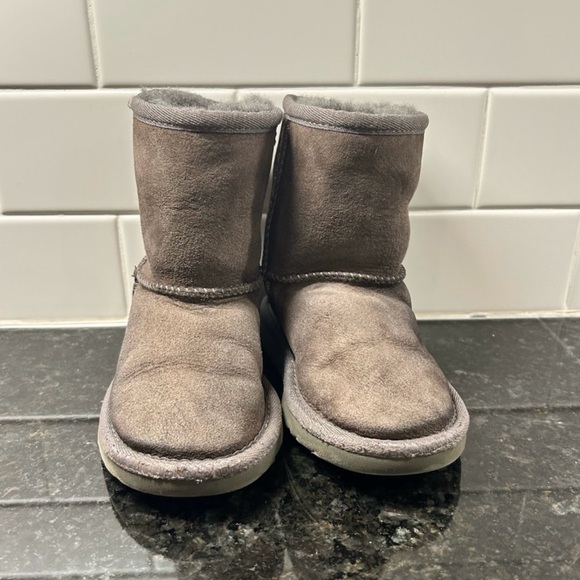 UGG | TODDLER CLASSIC ll UGGS GREY SZ 9 - Picture 2 of 10
